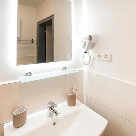 Komfort Mit Großem Balkon, Parkplatz&wifi - Nord *