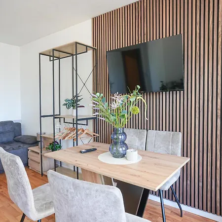 Komfort Mit Großem Balkon, Parkplatz&wifi - Nord Apartment *