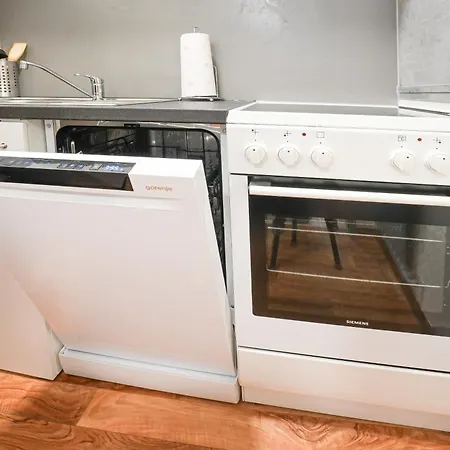 Apartment Komfort Mit Großem Balkon, Parkplatz&wifi - Nord